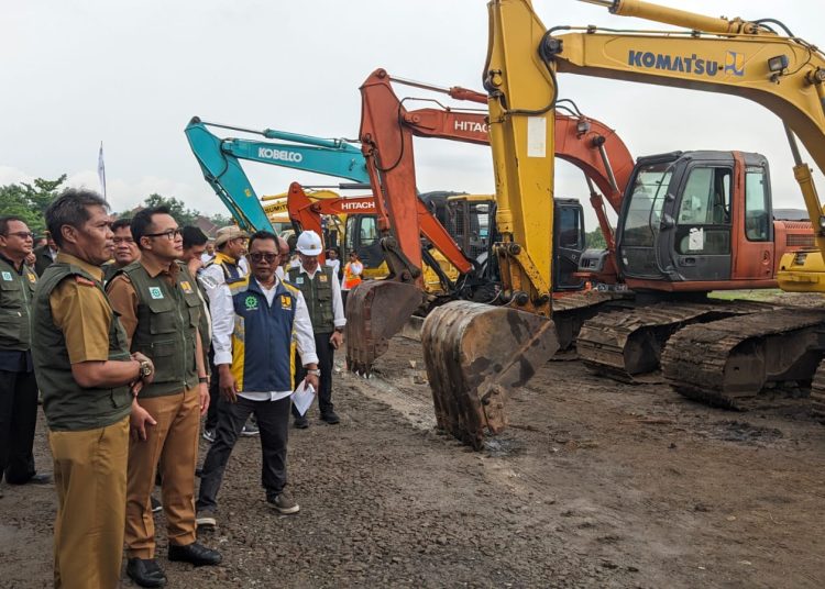 Pj Bupati Cirebon, Wahyu Mijaya, didampingi jajaran Dinas PUTR, dalam momentum Hari Bakti PU ke-79 yang berpusat di UPT Peralatan & Perbengkelan DPUTR Kabupaten Cirebon, Kecamatan Depok, Selasa (3/12/2024). /* (foto: M.Rahmat)