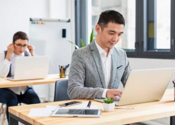 Bahaya Duduk Terlalu Lama: 5 Tips untuk Tetap Aktif di Tempat Kerja