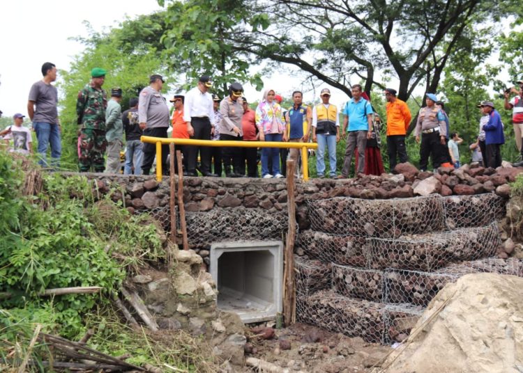 PJ Bupati Cirebon, Wahyu Mijaya dan Forkopimda saat meninjau dua lokasi infrastruktur yang mengalami kerusakan di Kecamatan Sedong, pada Minggu (22/12/2024)./* (foto: Prokompim)