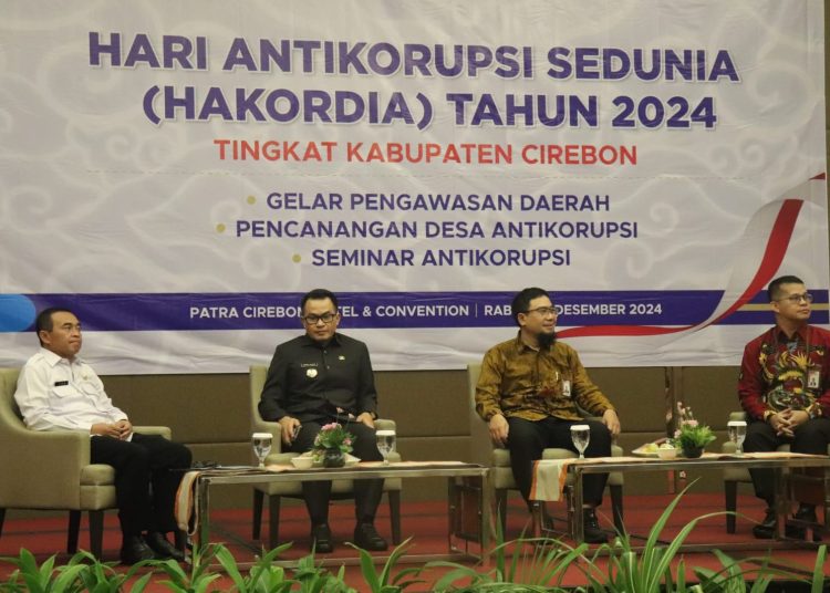 Pj Bupati Cirebon, Wahyu Mijaya bersama pemateri dari KPK dalam peringatan Hakordia) tingkat tahun 2024 yang diselenggarakan Inspektorat di Aula Hotel Patra Cirebon, Rabu (18/12/2024).* (foto: Diskominfo)