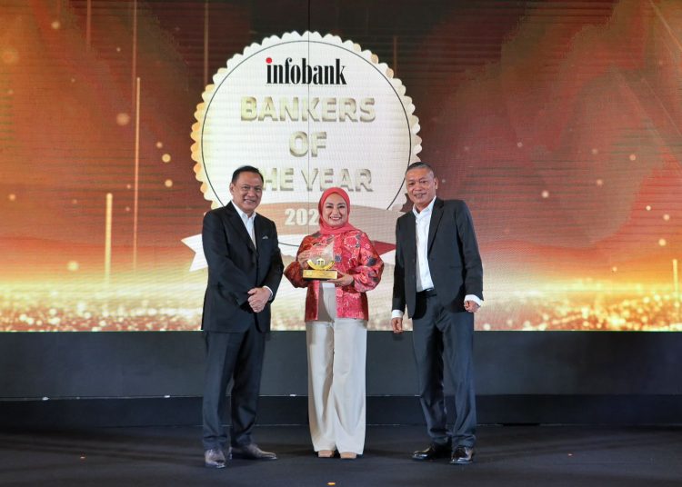 bank bjb terima penghargaan bergengsi dari Infobank pada acara Top 100 CEO & The 200 Future Leaders Forum 2024./* (foto: humas bank bjb)