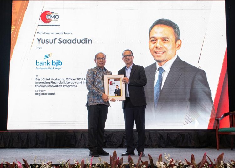 Yusuf Saadudin saat menerima penghargaan Indonesia Best CMO Award 2024 untuk strategi pemasaran bigital bank bjb./* (foto: Humas bank bjb)