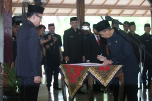 Penjabat (Pj) Bupati Cirebon, Wahyu Mijaya, memimpin pelantikan 60 pejabat fungsional di Pendopo Bupati, Selasa (31/12/2024). /* (foto: Diskominfo)