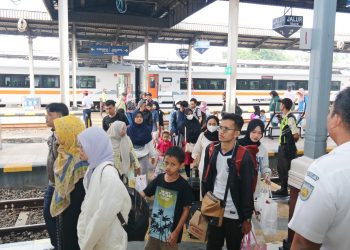 Kereta api masih jadi pilihan utama masyarakat dalam momentum Nataru 2024/2025. Daop 3 Cirebon layani hampir 200 ribu penumpang. /* (Humas KAI Daop 3 Cirebon) 