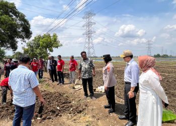 Pj Bupati Cirebon bersama Forkopimda saat meninjau kerusakan jalan di Desa Luwung Kencana yang sempat viral dan menjanjikan segera dilakukan perbaikan, Sabtu (4/1/2025). /* (foto: Prokompim) 