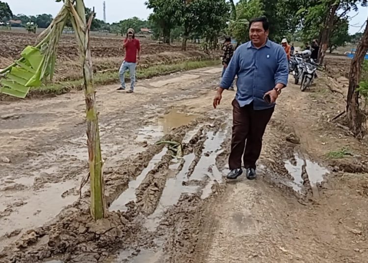 Warga Desa Luwung Kencana suarakan aspirasi soal jalan rusak di wilayahnya agar segera diperbaiki pemerintah setempat, Kamis (2/1/2025). /*