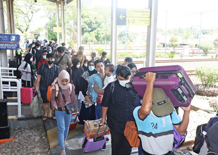 Stasiun Cirebon dan Prujakan masih jadi andalan di masa angkutan Nataru bagi masyarakat, Minggu (5/1/2025). /* (foto: Humas KAI Daop 3 Cirebon) 