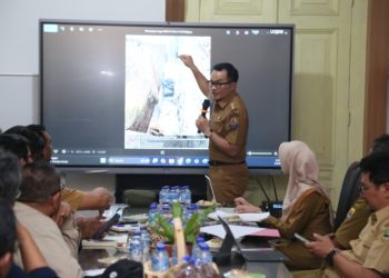 Pj Bupati Cirebon bersama lembaga teknis terkait memimpin rapat tindak lanjuti penanganan antisipasi banjir di kawasan Kecamatan Kedawung, Senin (6/1/2025). /* (foto: Diskominfo) 