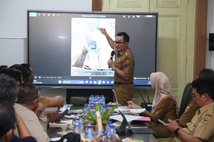 Pj Bupati Cirebon bersama lembaga teknis terkait memimpin rapat tindak lanjuti penanganan antisipasi banjir di kawasan Kecamatan Kedawung, Senin (6/1/2025). /* (foto: Diskominfo) 