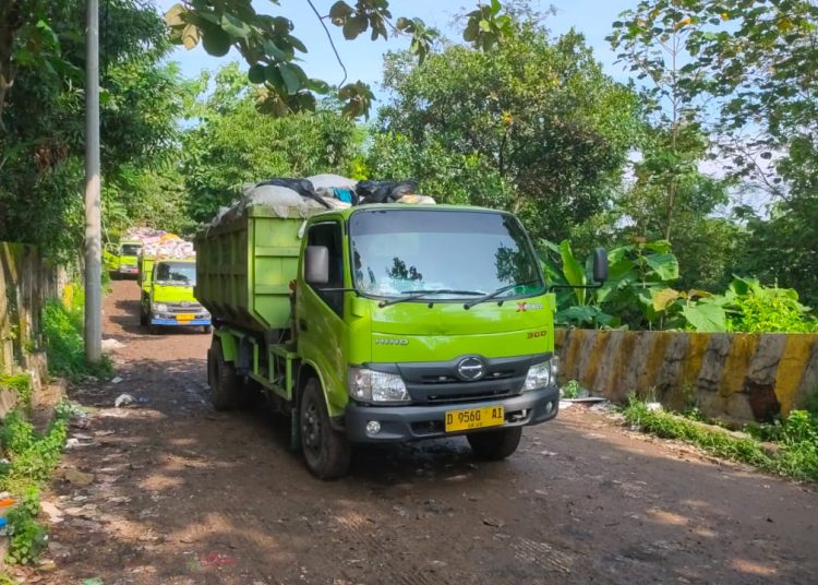 Puluhan truk pengangkut sampah mengantre di TPA Gunungsantri, dampak dari penutupan sementara TPA Kubangdeleg di wilayah timur Kabupaten Cirebon karena penolakan warga desa setempat, Selasa (7/1/2025). /* (foto: M. Rahmat) 