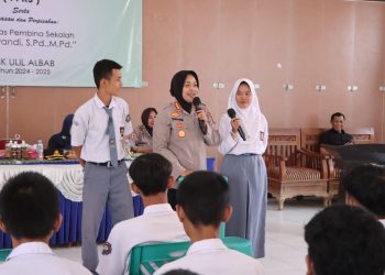 Polresta Cirebon saat menggelar "Police Go to School” di SMK Ulil Albab bertujuan mengedukasi generasi muda hadapi tantangan global, Selasa (7/1/2025). /* (foto: Humas Polresta) 