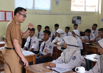 Penjabat (PJ) Bupati Cirebon, Wahyu Mijaya, saat melakukan kunjungan ke sejumlah sekolah di wilayahnya, Selasa (7/1/2025) /* (foto: Prokompim)