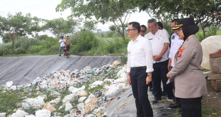 Pj Bupati Cirebon, Wahyu Mijaya bersama Forkopimda saat meninjau TPAS Kubangdeleg, yang direncakan pengelolaan berkelanjutan, Rabu (8/1/2025). /* (Foto: Diskominfo)