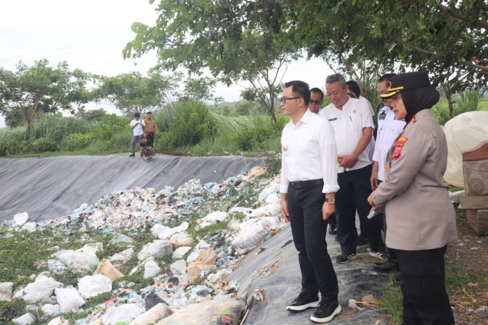 Pj Bupati Cirebon, Wahyu Mijaya bersama Forkopimda saat meninjau TPAS Kubangdeleg, yang direncakan pengelolaan berkelanjutan, Rabu (8/1/2025). /* (Foto: Diskominfo)