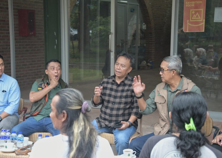 Sekretaris Daerah Provinsi Jawa Barat, Herman Suryatman melaksanakan Rapat Koordinasi terkait pemanfaatan Gedung eks Kantor BKPP Wilayah 3 di Kota Cirebon, Sabtu 11/01/2025./* (foto: Humas Pemprov Jabar) 