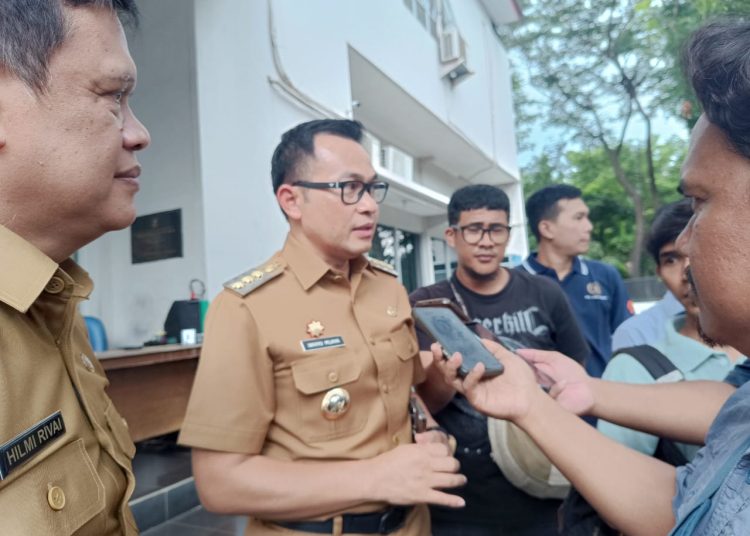 Pj Bupati Cirebon, Wahyu Mijaya usai rapat pembahasan tindak lanjut pembebasan pajak BPHTB dan retribusi PBG serta percepatan penerbitan PBG di Gedung ULP-LPSE Setda, Senin (13/1/2025)./* (foto: M. Rahmat) 