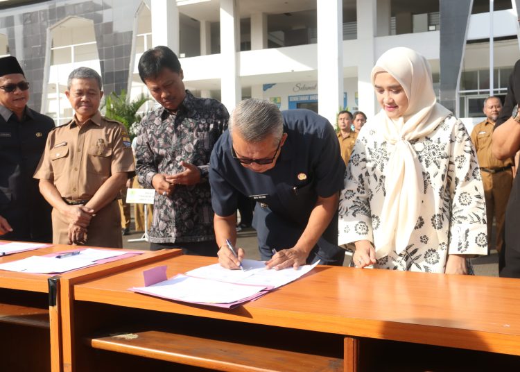 Pj Wali Kota Cirebon, Agus Mulyadi, usai memimpin apel pagi di halaman Balai Kota Cirebon, Senin (13/1/2025)./* (foto: Prokompim Pemkot Cirebon) 