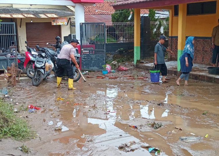 Jajaran Polsek Weru Polresta Cirebon, saat membersihkan fasilitas umum yang terdampak banjir di SD Desa Setu Wetan, Kecamatan Weru, Kabupaten Cirebon, Sabtu (18/1/2025). /* (foto: Humas Polresta) 