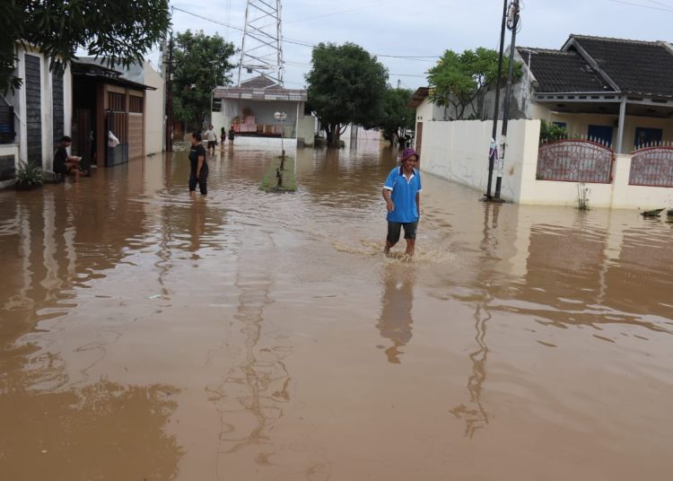 Banjir melanda lima Kecamatan di Kabupaten Cirebon yang berdampak pada ribuan warga dan merusak sejumlah infrastruktur di areal genangan air, Sabtu (18/1/2025). /* (foto: Prokompim) 