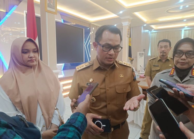 Pj Bupati Cirebon, Wahyu Mijaya, bersama Forkopimda usai rapim penanganan banjir di gedung Setda, Senin (20/1/2025). /* (foto: M. Rahmat) 