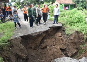 Jalur Penghubung Sidamulya-Munjul Putus Diterjang Banjir, Pemkab Cirebon Jamin Perbaikan Cepat