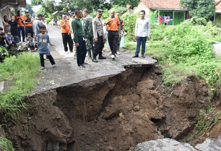 Pj Bupati Cirebon, Wahyu Mijaya, saat meninjau akses jalan penghubung dua desa di Kecamatan Astanajapura yang terputus dampak banjir, Jumat (24/1/2025). /* (foto: Diskominfo) 