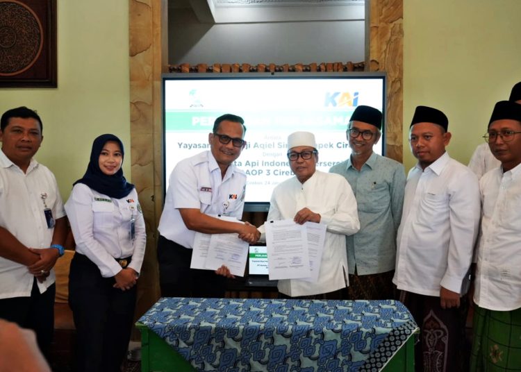 Penandatanganan kerjasama PT. KAI Daop 3 Cirebon dan Pondok Pesantren KHAS Kempek, pada Jumat, 24 Januari 2025./* (foto: Humas PT. KAI) 