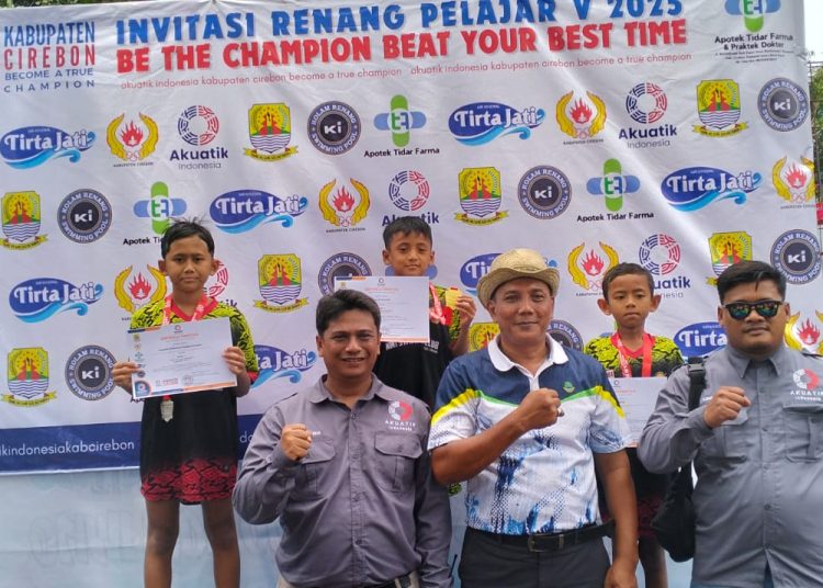 Ketua KONI Kabupaten (tengah) Sutardi, bersama Ketua Pengcab Akuatik Kabupaten Cirebon (kiri), dan pengurus pengcab akuatik, berfoto bersama atlet usai menyerahkan medali di Kolam Kiki Swimming Club, Sumber Kabupaten Cirebon, Sabtu (25/1/2025). /* (foto: M. Rahmat) 