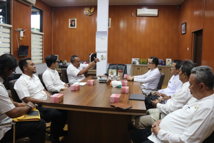 Pemkab Cirebon dan BBWS Cimanuk-Cisanggarung menggelar rapat koordinasi penanganan pasca banjir dengan pola melakukan normalisasi seluruh sungai di wilayah kerjanya, Kamis (30/1/2025)./* (foto: Diskominfo)