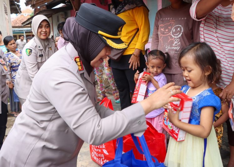 Kapolresta Cirebon, Kombes Sumarni, , bersama jajarannya melakukan kunjungan dan memberikan bantuan kepada anak-anak asuh stunting di Kelurahan Gegunung, Kecamatan Sumber, Kabupaten Cirebon, Jumat (31/1/2025). /* (foto: Humas Polresta) 