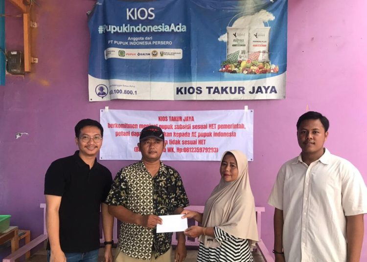 Penyerahan kembali uang ke petani oleh kios dan diketahui distributor serta PT. Pupuk Indonesia, di Desa Jagapura Wetan, Kecamatan Gegesik, Kabupaten Cirebon, Selasa (14/1/2025). /* (foto: Humas Pupuk Indonesia)