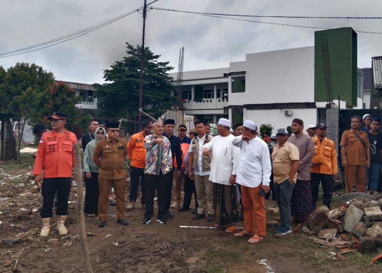 Anggota Komisi VIII DPR RI, Satori, didampingi BNPB dan jajaran teknis di Pemkab Cirebon saat meninjau korban banjir di Ponpes Al Khairiyah, Kelurahan Watubelah, Kecamatan Sumber, Selasa (21/1/ 2025)./* (foto: M. Rahmat) 