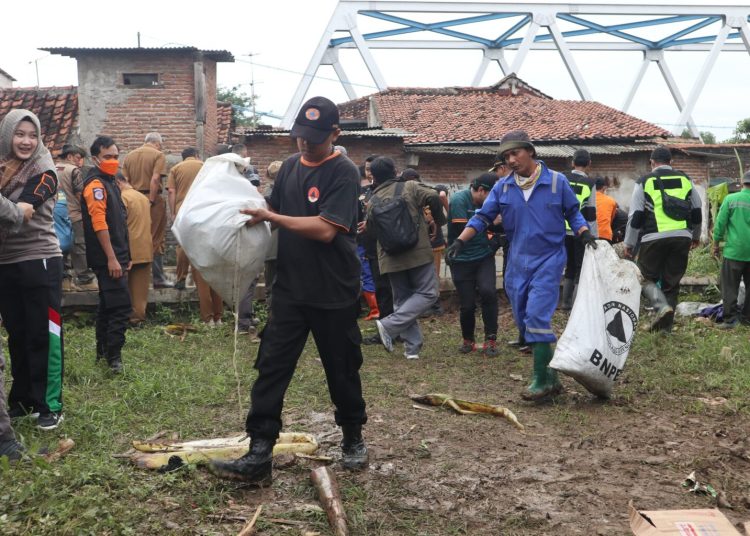 Kerja bakti.* Foto: Prokompim Kota Cirebon