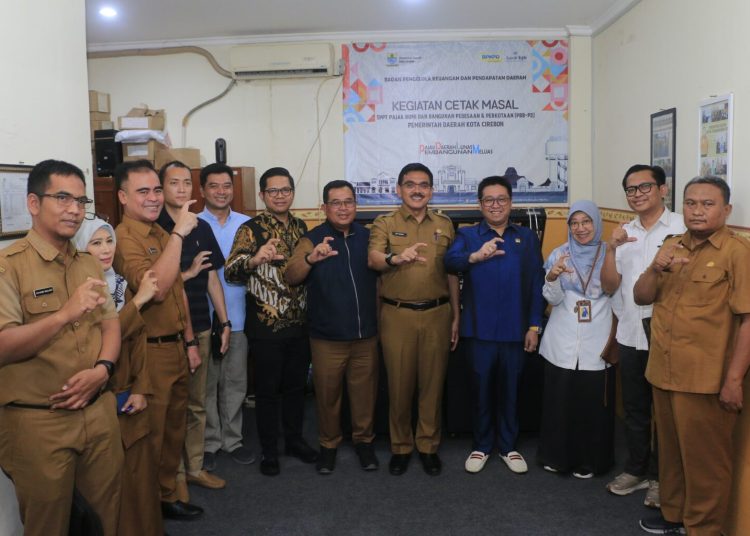 Pj Sekretaris Daerah (Sekda) Kota Cirebon, Dr H Iing Daiman SIP MSi berfoto bersama usai menghadiri acara coffee morning sekaligus meresmikan pencetakan Surat Pemberitahuan Pajak Terhutang (SPPT) PBB-P2 yang berlangsung di Badan Pengelola Keuangan dan Pendapatan Daerah (BPKPD) Kota Cirebon, Senin (20/1/2025).* Prokompim