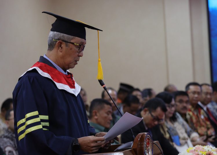 Penjabat (Pj) Wali Kota Cirebon, Dr. Drs. H. Agus Mulyadi, M.Si., dalam ujian sidang terbuka Program Doktor Ilmu Pemerintahan di Sekolah Pascasarjana IPDN Kampus Jakarta, Selasa (4/2/2025)./* (foto: Prokompim)