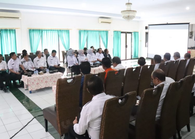 Penjabat (Pj) Bupati Cirebon, Wahyu Mijaya, saat memimpin rapat pimpinan (Rapim) di Pendopo Bupati Cirebon pada Rabu (5/1/2025). /* (foto/ Prokompim) 