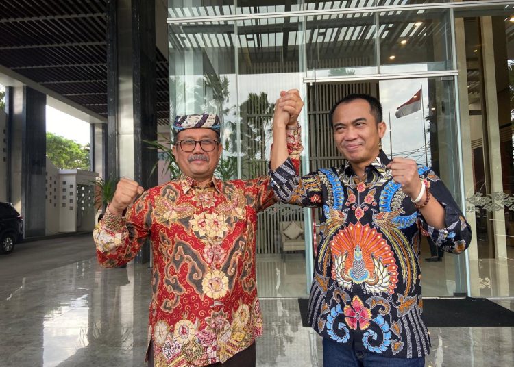 Bupati dan Wakil Bupati Cirebon terpilih, Imron- Agus Kurniawan Budiman, usai rapat pleno terbuka yang diselenggarakan KPU di Hotel Patra, Kecamatan Kedawung, Rabu (5/2/2025). /* (foto: M. Rahmat) 