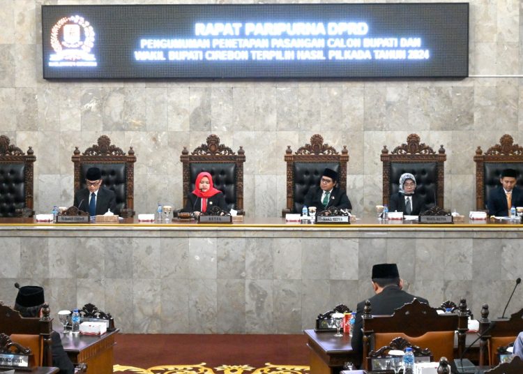 Rapat paripurna penetapan pasangan calon Bupati dan Wakil Bupati Cirebon terpilih hasil Pilkada 2024 di gedung DPRD setempat, Kamis (6/2/2025). /* (foto: M. Rahmat) 