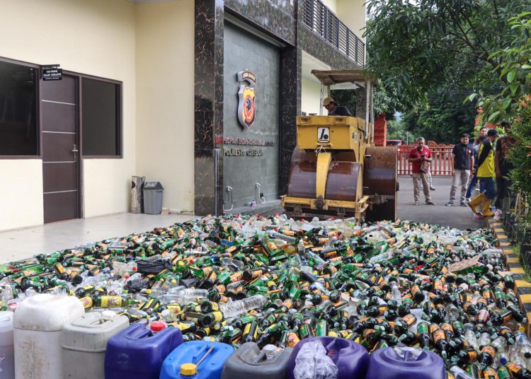 Polresta Cirebon bersama Forkopimda dan sejumlah tokoh dalam pemusnahan ribuan botol miras di halaman Mapolresta, Sabtu (8/2/2025). /* (foto : Humas Polresta)