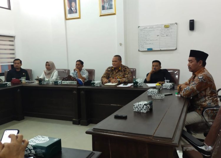 Rapat kerja Komisi II DPRD bersama sejumlah Organisasi Perangkat Daerah (OPD) dalam agenda evaluasi target retribusi 2024, di rusuh rapat setempat, Kamis (13/2/2025). /* (foto: M. Rahmat) 