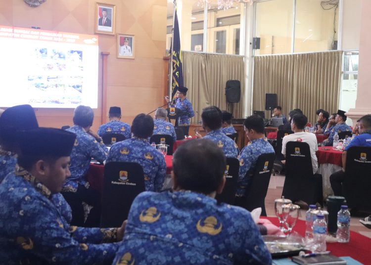 Pj Bupati Cirebon, Wahyu Mijaya bersama sejumlah kepala OPD dan jajaran dalam kegiatan silaturahmi dengan awak media di ruang Paseban, Gedung Setda, Senin (17/2/2025). /* (foto: M. Rahmat)