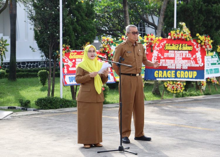 Wakil Wali Kota Cirebon Siti Farida Rosmawati didampingi Sekda Kota Cirebon H. Agus Mulyadi saat memberikan sambutan dalam Apel Pagi di Halaman Gedung Setda Kota Cirebon, Senin (24/2/2025).*