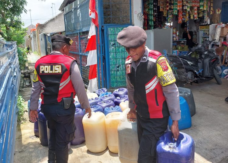 Petugas dari Polresta Cirebon saat melakukan razia jelang ramadan di sejumlah lokasi yang berhasil mengamankan ratusan botol miras./* (foto: Humas Polresta) 