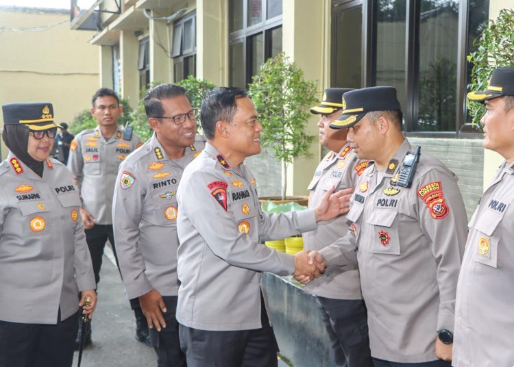 Wakapolda Jabar, Brigjen K. Rahmadi, mendorong Polresta Cirebon untuk terus tingkatkan playanan humanis dan inovatif dalam upaya melayani publik di wilayah hukumnya, Selasa (25/2/2025). /* (foto: Humas Polresta)