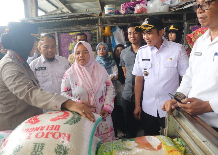 Jelang Ramadan, Pemkab Cirebon gelar sidak di pasar tradisional yang dipimpin Kapolresta Cirebon, Kombes Sumarmi dan Wabup Jigus, Rabu (26/2/2025)./* (foto: M. Rahmat) 