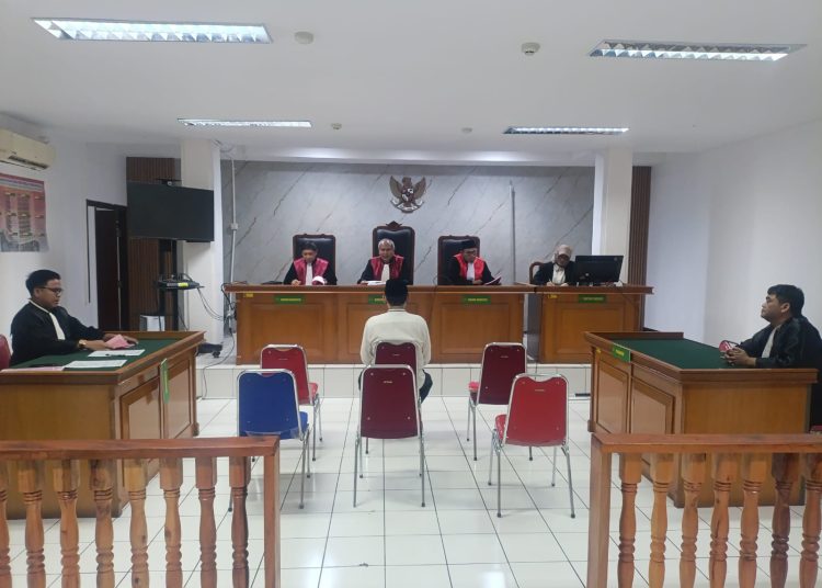 Korupsi Dana Desa, Kuwu Ciwaringin terancam hukuman 7 tahun dan denda Rp200 juta dalam sidang di Pengadilan Negeri Kabupaten Cirebon, Rabu (26/2/2025)./* (foto: Humas Kejari Kabupaten Cirebon)