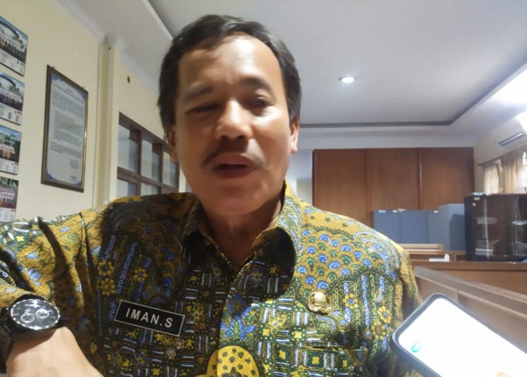 Kepala Disdukcapil Kabupaten Cirebon, Iman Supriyadi./* (foto : M. Rahmat)