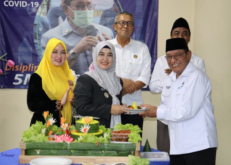 Wakil Wali Kota Cirebon Siti Farida Rosmawati, menyerahkan potongan tumpeng kepada Dirut Perumda Air Minum Tirta Giri Nata, Sofyan Satari saat perayaan HUT ke-67 Perumda Air Minum Tirta Giri Nata, Rabu (26/2/2025.*