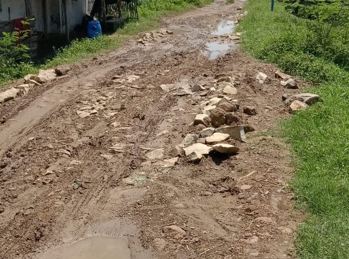 Ruas jalan penghuhung Kecamatan Kapetakan dan Gegesik, Kabupaten Cirebon, dengan kondisi rusak parah ditambah minimnya penerangan dan tumpukan sampah, Jumat (28/2/2025)./* (foto: M. Rahmat) 