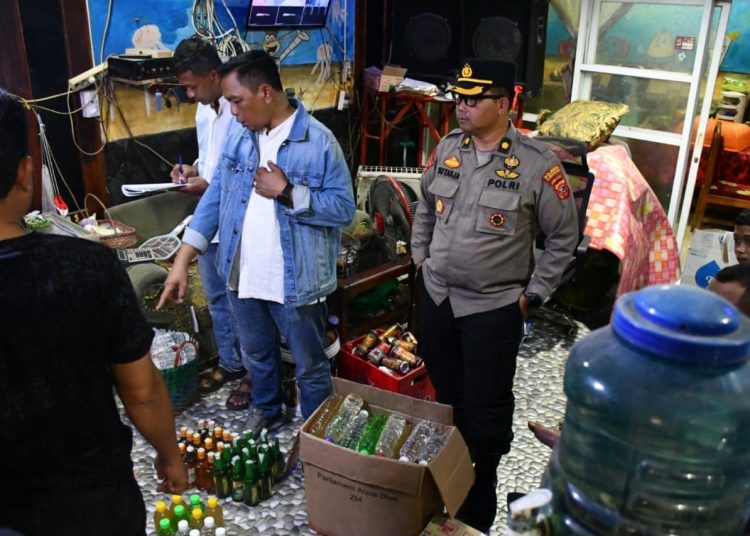 Petugas Polresta Cirebon saat melakukan penggerebekan gudang Miras di Kecamatan Pabedilan yang berhasil menyuta 618 botol berbagai merek, Jumat (28/2/2025) dini hari./* (foto: Humas Polresta) 